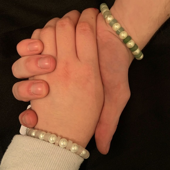 1 pearlescent and semi precious stone beaded stretchy bracelet - Picture 1 of 3